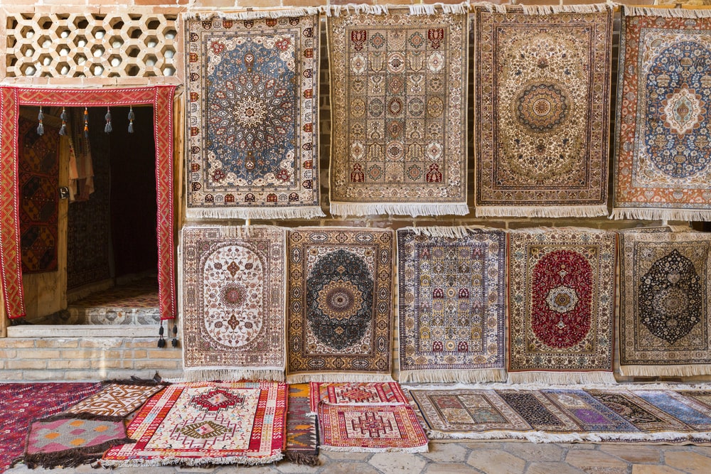 What is the most important reason for the difference in the price of hand-woven and machine-made carpets?!