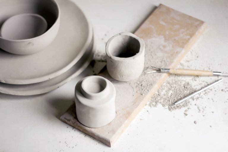 Sculpting Taste: The Art of Choosing and Using Ceramic Dishes from Art Shops in Canada